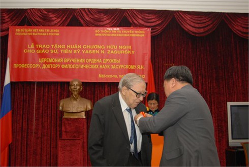 Trao tặng Huân chương Hữu nghị cho GS.TS Iasen Nicolaievich Zasoursky