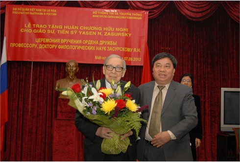 Trao tặng Huân chương Hữu nghị cho GS.TS Iasen Nicolaievich Zasoursky