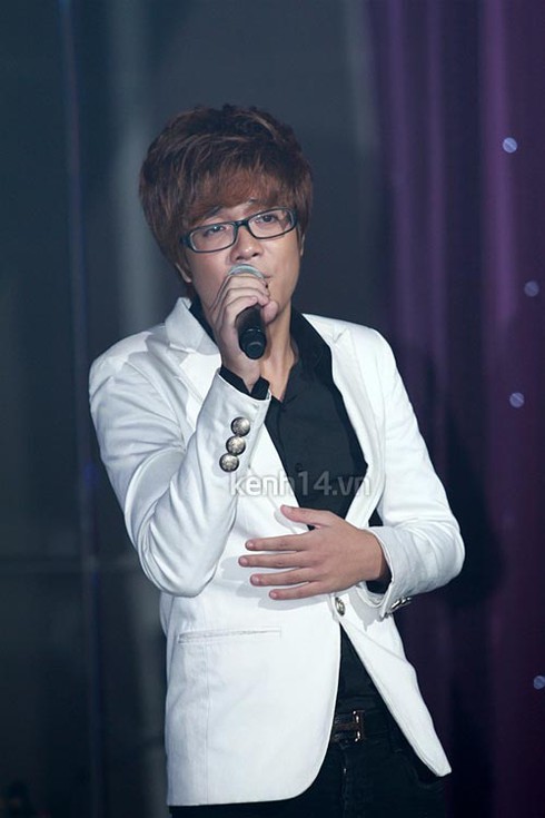 Hương Tràm lặng lẽ đi xem Bùi Anh Tuấn hát