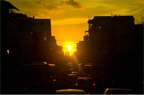 Chiêm ngưỡng hình ảnh hoàng hôn đẹp rực rỡ Hà Nội