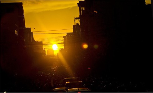 Chiêm ngưỡng hình ảnh hoàng hôn đẹp rực rỡ Hà Nội