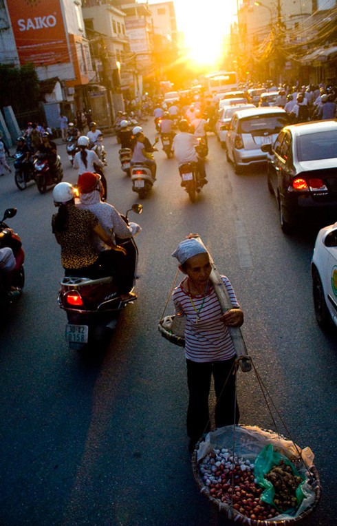 Chiêm ngưỡng hình ảnh hoàng hôn đẹp rực rỡ Hà Nội