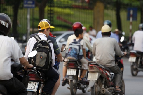 Siết chặt xử phạt vi phạm đội mũ bảo hiểm đối với trẻ em