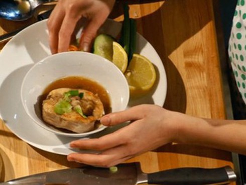 Hành trình trở thành Vua đầu bếp của cô gái khiếm thị gốc Việt