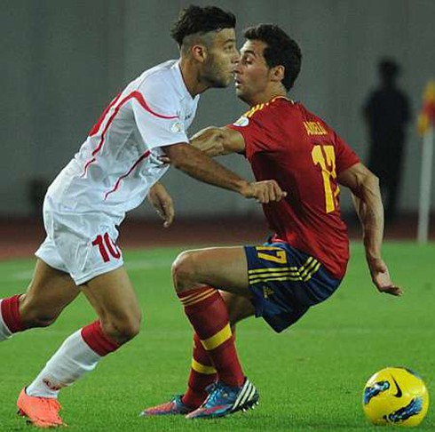 Tây Ban Nha chật vật giành 3 điểm trong ngày xuất quân