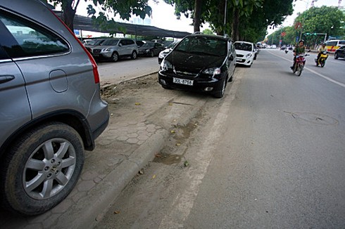 Xế hộp đỗ ngang dọc trên 'tuyến đường ngoại giao'