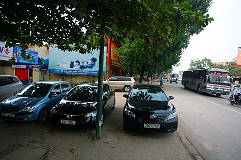 Xế hộp đỗ ngang dọc trên 'tuyến đường ngoại giao'