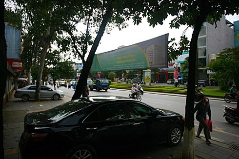 Xế hộp đỗ ngang dọc trên 'tuyến đường ngoại giao'