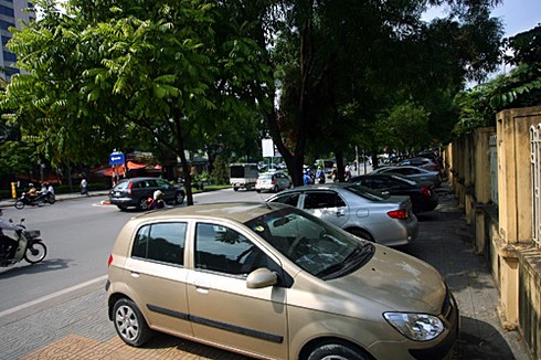 Xế hộp đỗ ngang dọc trên 'tuyến đường ngoại giao'