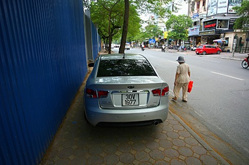 Xế hộp đỗ ngang dọc trên 'tuyến đường ngoại giao'