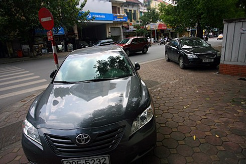 Xế hộp đỗ ngang dọc trên 'tuyến đường ngoại giao'