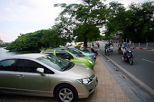 Xế hộp đỗ ngang dọc trên 'tuyến đường ngoại giao'