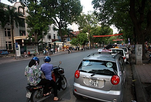 Xế hộp đỗ ngang dọc trên 'tuyến đường ngoại giao'