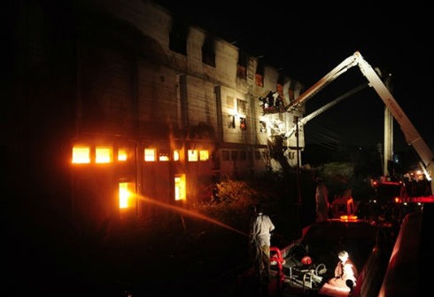 Pakistan: Cháy 2 nhà máy khiến 128 người thiệt mạng