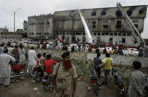 Pakistan: Cháy 2 nhà máy khiến 128 người thiệt mạng