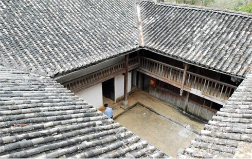 Khám phá dinh thự vua Mèo trên cao nguyên đá