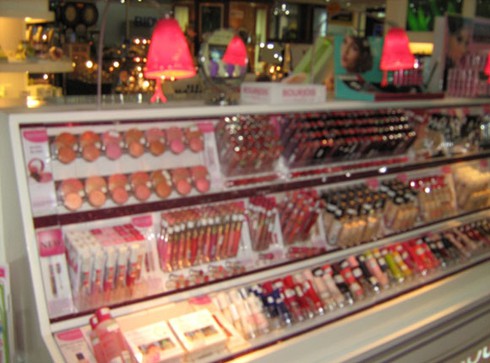 Quảng cáo mỹ phẩm, mỹ viện quá đà