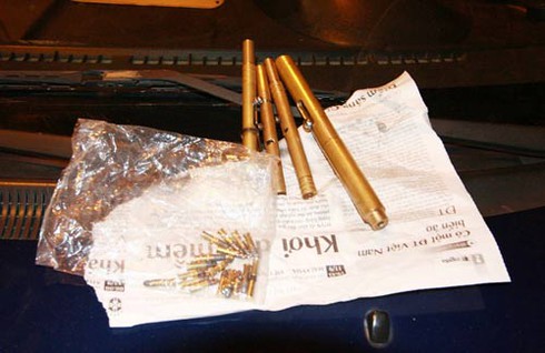 Mang 4 ‘súng bút’ đưa bạn gái đi dạo phố