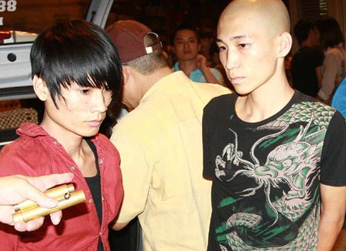 Mang 4 ‘súng bút’ đưa bạn gái đi dạo phố