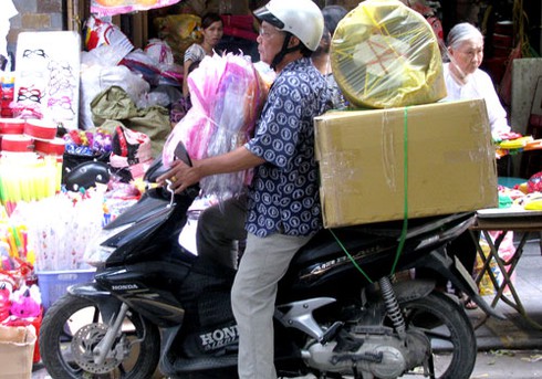 Rự rỡ Trung thu sớm trên phố Hàng Mã