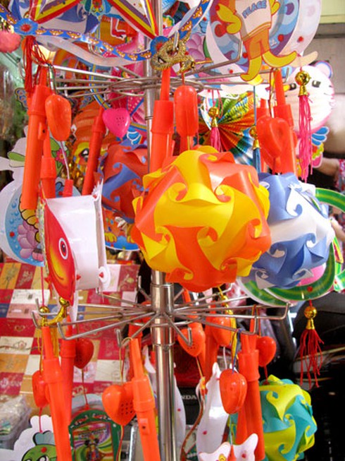 Rự rỡ Trung thu sớm trên phố Hàng Mã