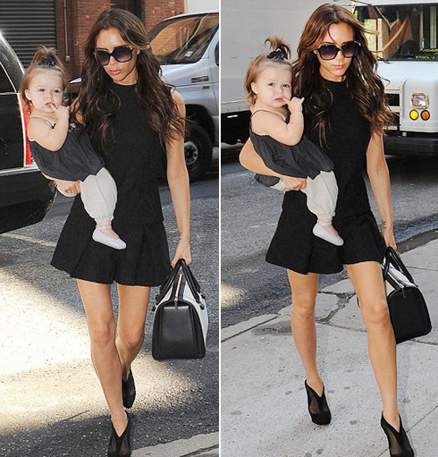 Bà Becks diện đồ phối hoàn hảo cùng con gái