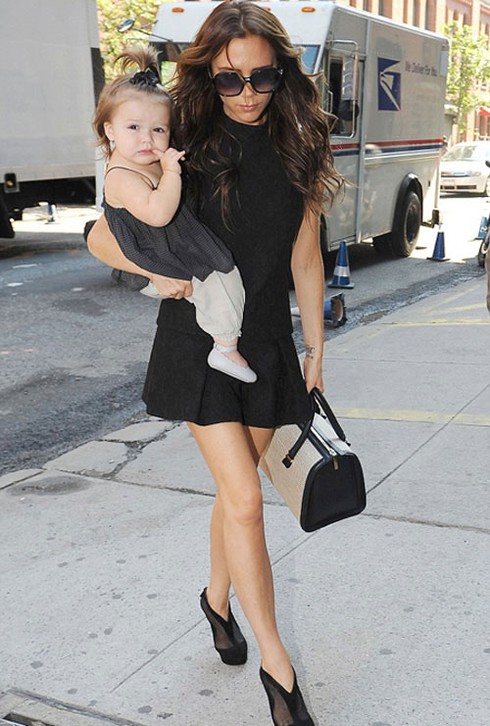 Bà Becks diện đồ phối hoàn hảo cùng con gái