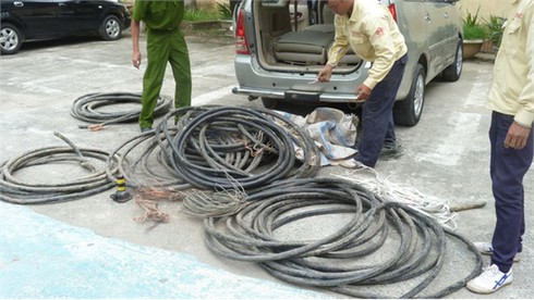 Ngang nhiên dùng ô tô đi cắt trộm cáp điện