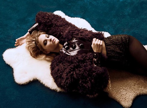 Mặc đẹp với áo khoác lông thú mùa thu đông