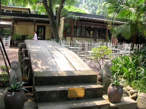 Nhộn nhịp kinh doanh trong Bảo tàng Lịch sử Quốc gia