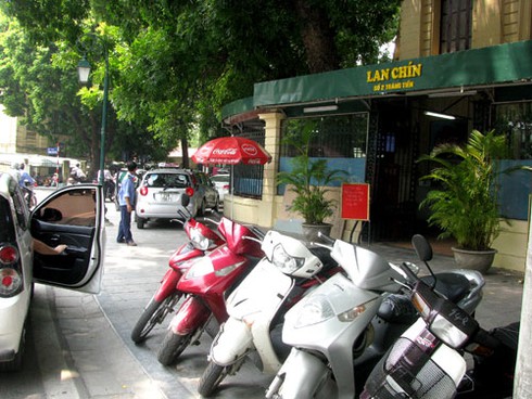 Nhộn nhịp kinh doanh trong Bảo tàng Lịch sử Quốc gia