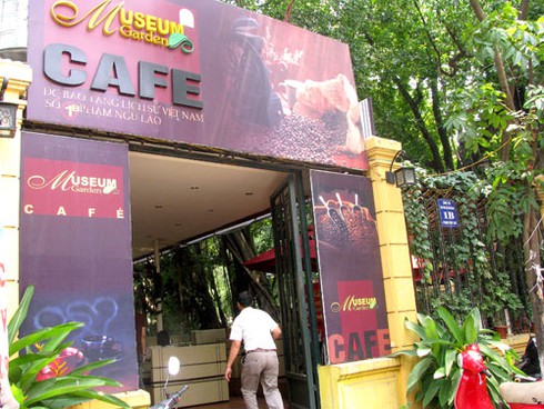 Nhộn nhịp kinh doanh trong Bảo tàng Lịch sử Quốc gia