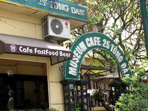 Nhộn nhịp kinh doanh trong Bảo tàng Lịch sử Quốc gia