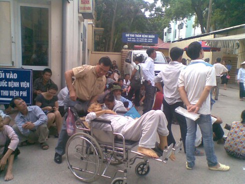 Tăng mạnh viện phí, người bệnh vẫn vật vạ vì quá tải