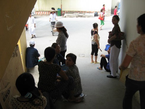 Tăng mạnh viện phí, người bệnh vẫn vật vạ vì quá tải