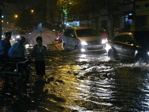 Triều cường đạt đỉnh, đạt báo động tại TP.HCM