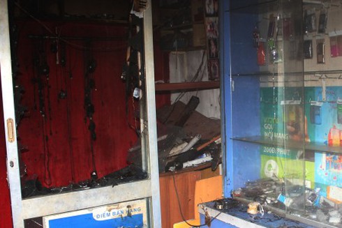 Vắng chủ, cửa hàng điện thoại bốc cháy