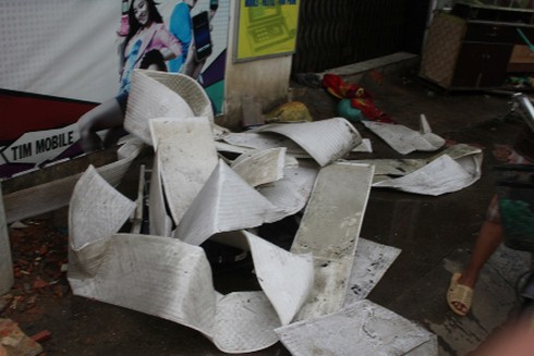 Vắng chủ, cửa hàng điện thoại bốc cháy