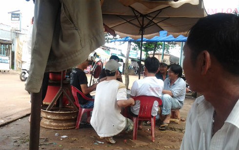 Đột nhập 'làng cụ già đánh bạc'