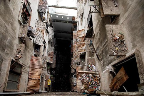 Cảnh sống lay lắt ở chung cư từng là bậc nhất Sài thành