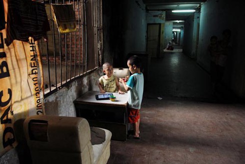 Cảnh sống lay lắt ở chung cư từng là bậc nhất Sài thành