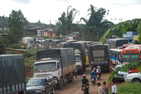 Xe rơi 'ổ voi', kẹt xe nhiều giờ trên quốc lộ 14