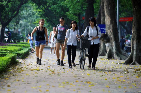 Hà Nội bắt đầu mùa lá rụng