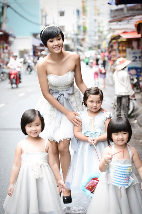 Bảo Trân dắt mẫu nhí dạo chơi trên phố lồng đèn