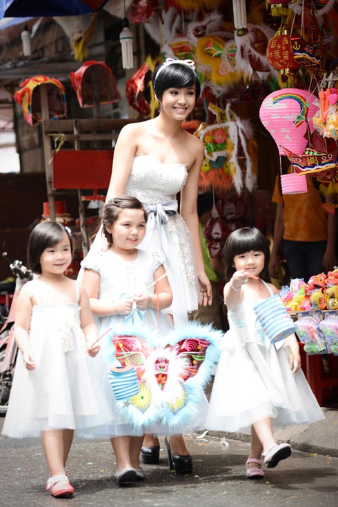 Bảo Trân dắt mẫu nhí dạo chơi trên phố lồng đèn