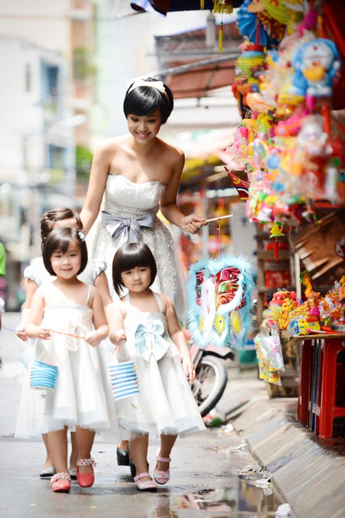 Bảo Trân dắt mẫu nhí dạo chơi trên phố lồng đèn