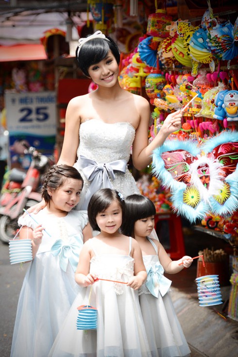 Bảo Trân dắt mẫu nhí dạo chơi trên phố lồng đèn