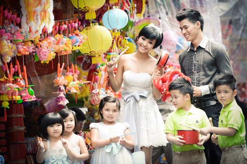 Bảo Trân dắt mẫu nhí dạo chơi trên phố lồng đèn