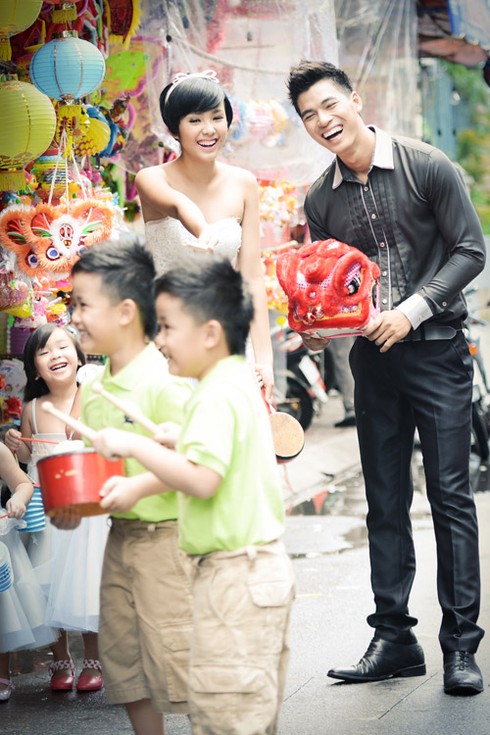 Bảo Trân dắt mẫu nhí dạo chơi trên phố lồng đèn