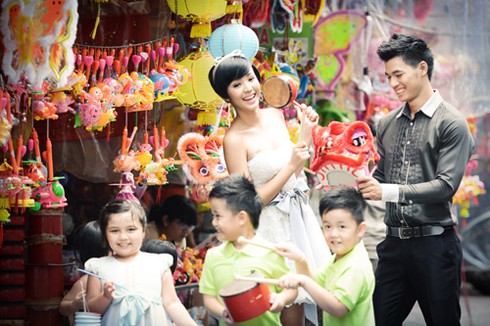 Bảo Trân dắt mẫu nhí dạo chơi trên phố lồng đèn